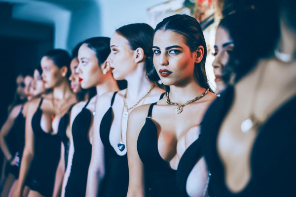 Adoptez les boucles d'oreilles serpent pour un look stylé